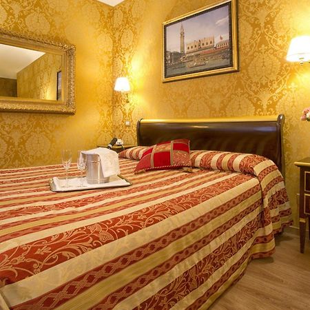 Residenza Goldoni Bed and Breakfast Venedig Rum bild