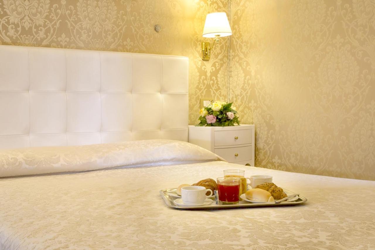 Residenza Goldoni Bed and Breakfast Venedig Rum bild