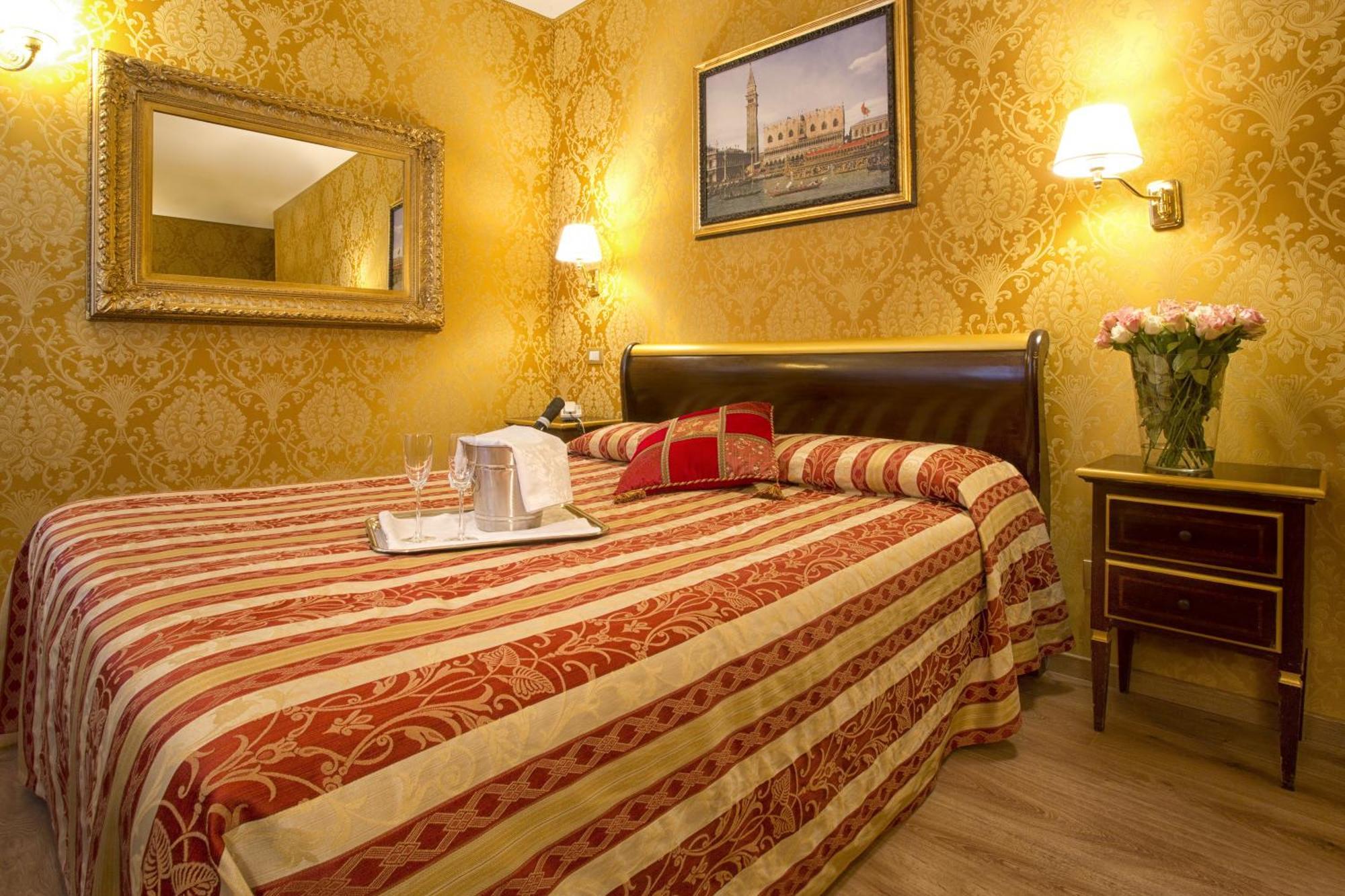 Residenza Goldoni Bed and Breakfast Venedig Rum bild