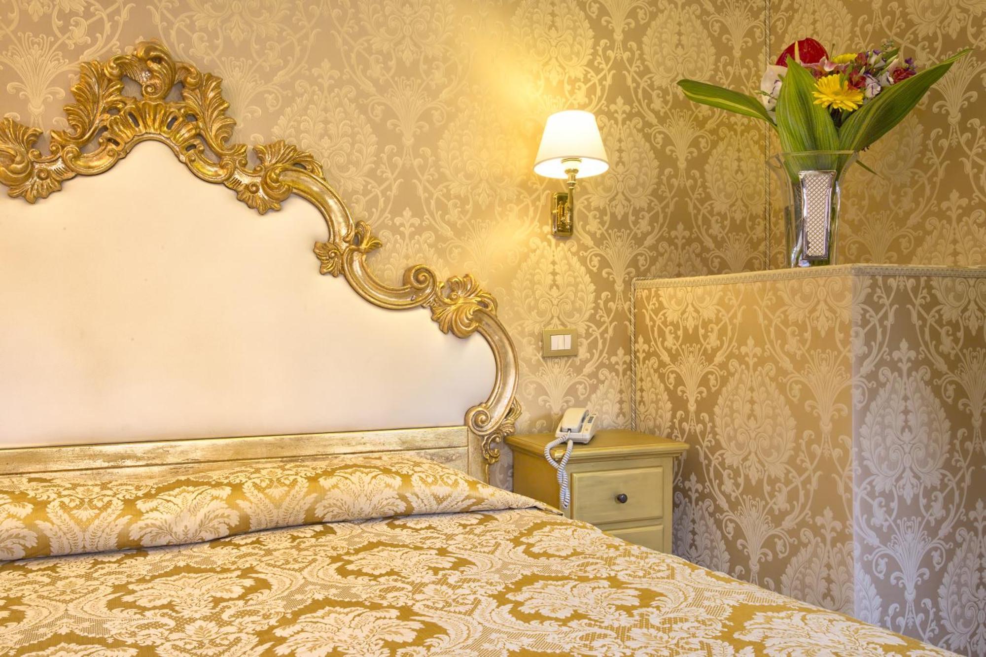 Residenza Goldoni Bed and Breakfast Venedig Rum bild