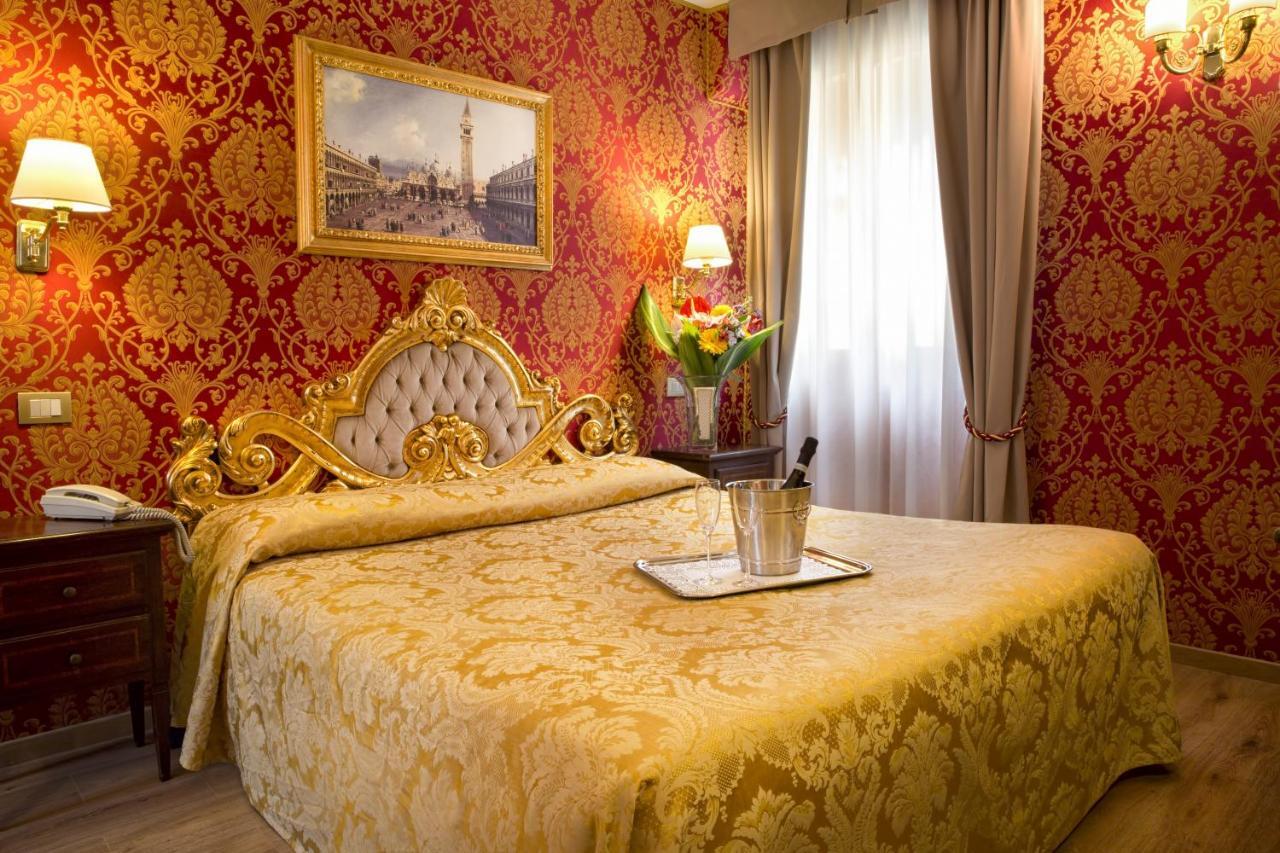 Residenza Goldoni Bed and Breakfast Venedig Rum bild