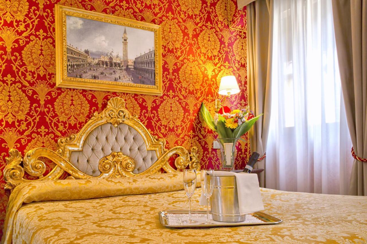 Residenza Goldoni Bed and Breakfast Venedig Rum bild