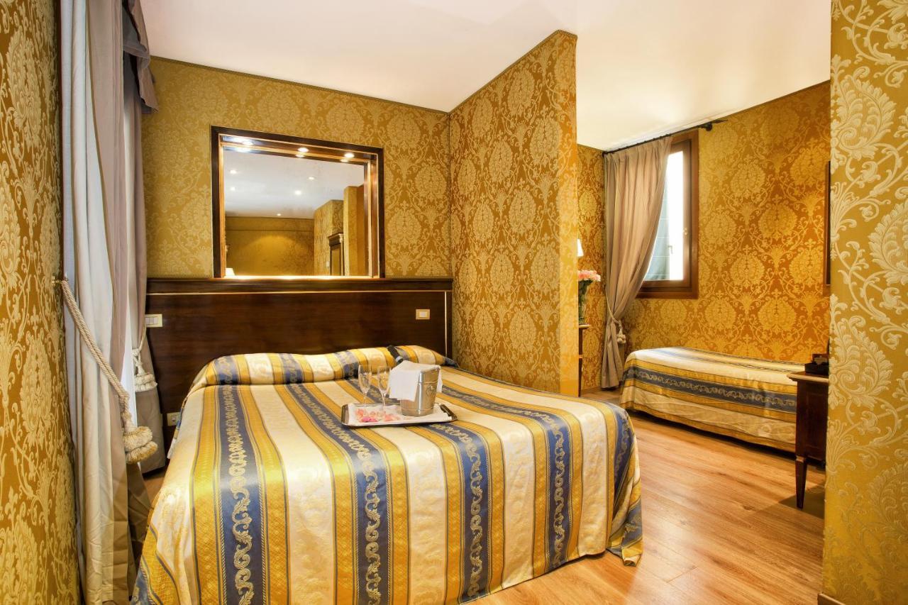 Residenza Goldoni Bed and Breakfast Venedig Rum bild