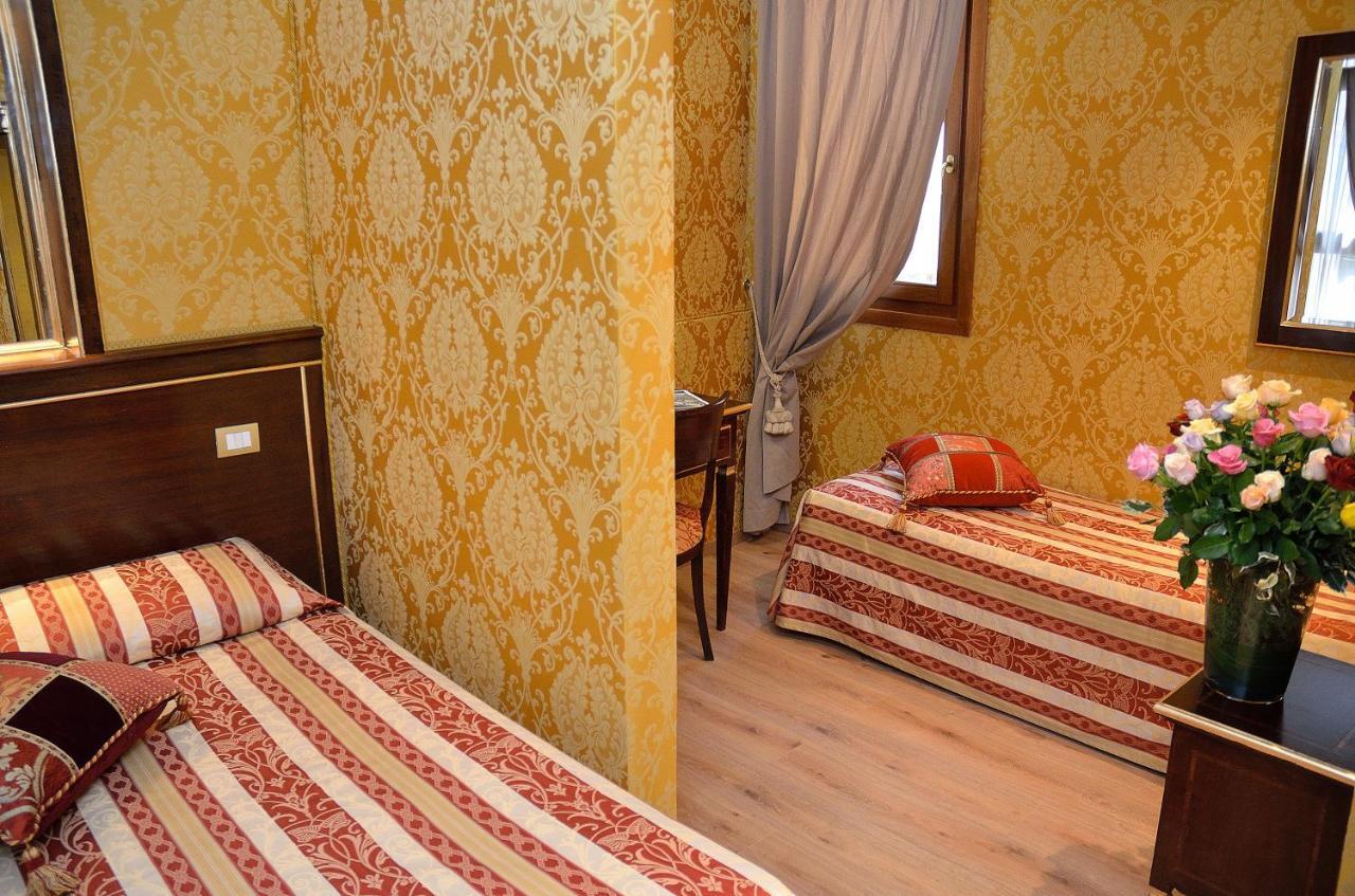 Residenza Goldoni Bed and Breakfast Venedig Rum bild