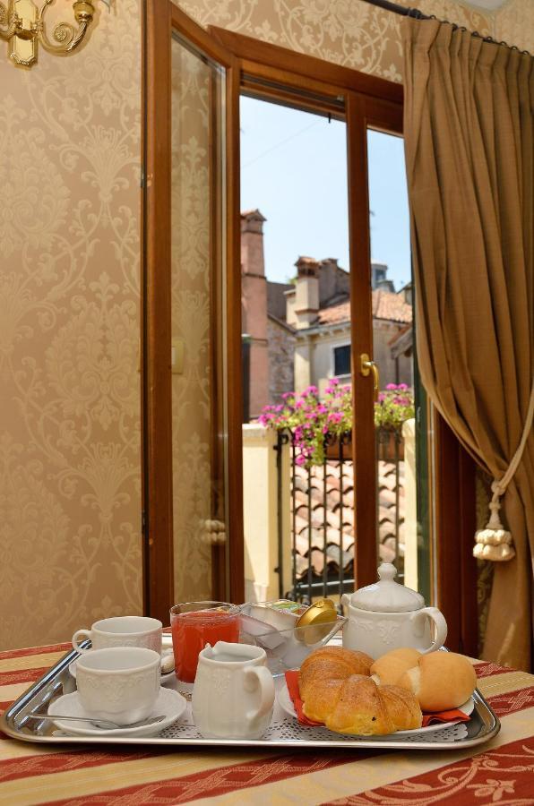 Residenza Goldoni Bed and Breakfast Venedig Rum bild