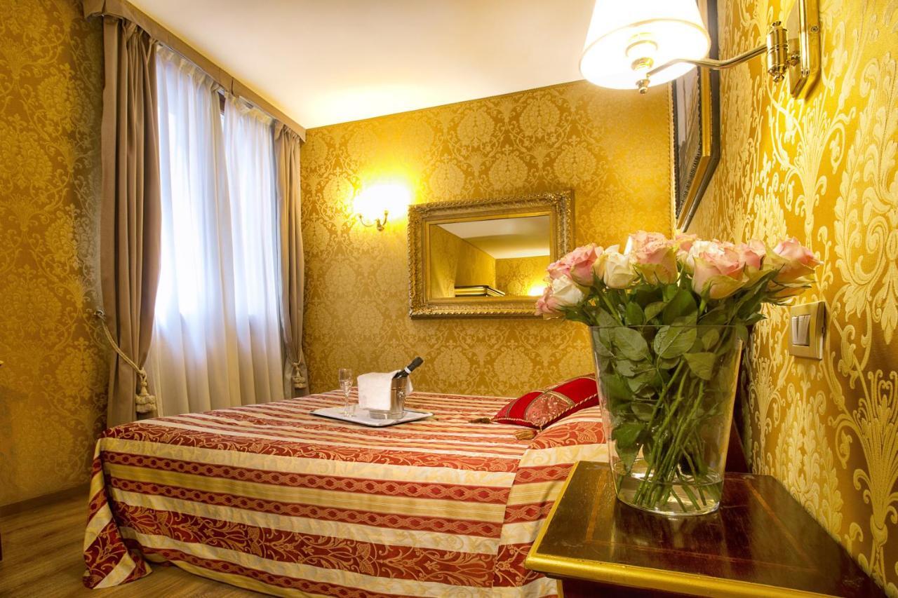 Residenza Goldoni Bed and Breakfast Venedig Rum bild